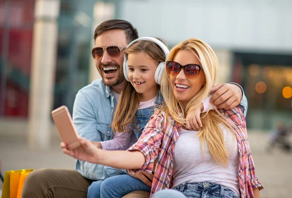 Mooie Ouders Hun Dochter Met Boodschappentassen Glimlachend Gelukkig Gezin Met — Stockfoto