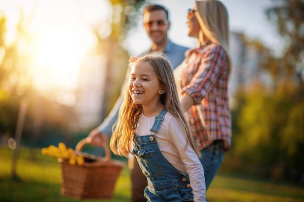 Familia Picnic Día Soleado Pareja Feliz Con Hija Caminando Parque — Foto de Stock