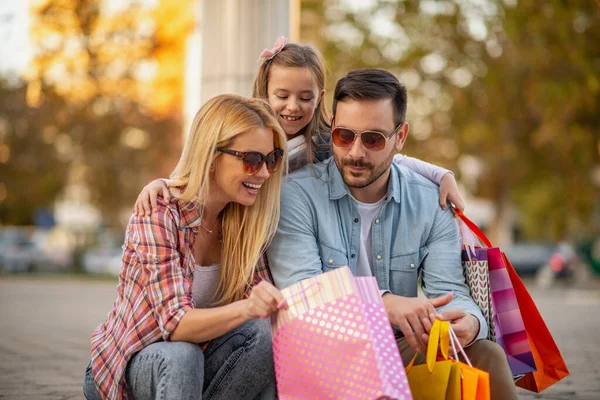 Schöne Eltern Und Ihre Tochter Mit Einkaufstüten Lächelnde Glückliche Familie — Stockfoto
