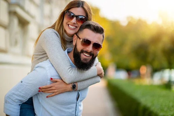 Retrato Feliz Pareja Sonriente Amor Disfrutar Amor Cita Romántica —  Fotos de Stock