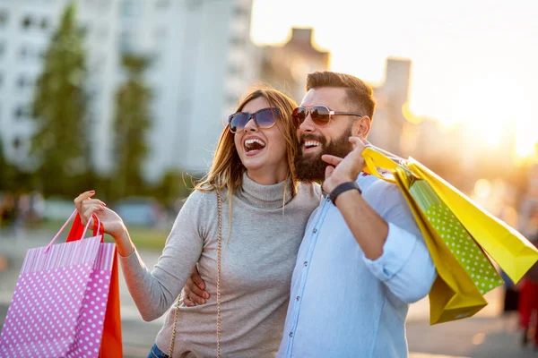 Glückliches Paar Lächelt Hält Einkaufstüten Der Hand Und Genießt Den — Stockfoto