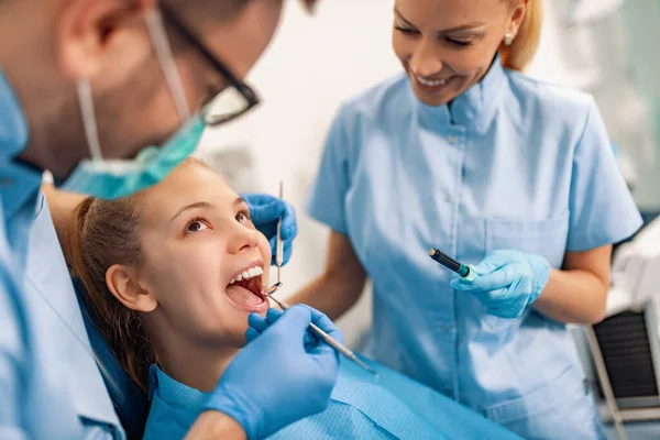 Diş Hekiminde Tedavi Gören Kadın Hasta Portresi Diş Hekiminde Hastanın — Stok fotoğraf