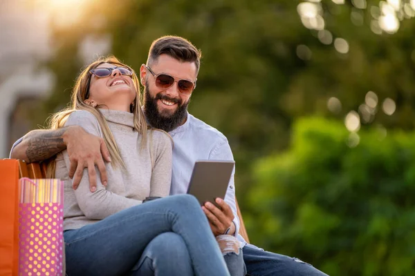 Glückliches Paar Lächelt Hält Einkaufstüten Der Hand Und Genießt Den — Stockfoto