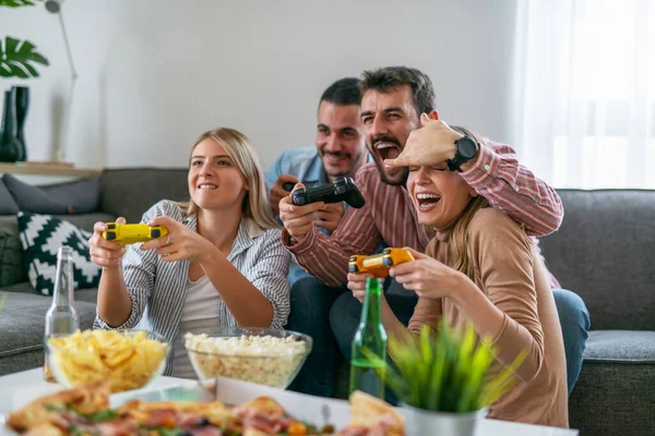Happy Friends Playing Video Games Home Happiness Gaming Concept — Stock Photo, Image
