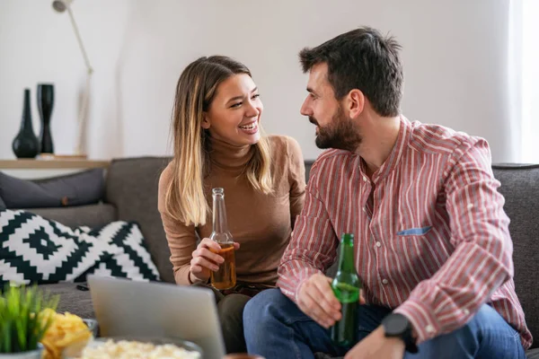 Pareja Feliz Preparándose Para Ver Partido Fútbol Casa Gente Amor —  Fotos de Stock