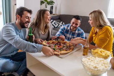 Arkadaşlar partide eğleniyor.