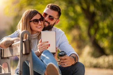 Açık havada birbirine aşık neşeli bir çift. İnsanlar, aşk, mutluluk, seyahat ve yaşam tarzı konsepti..