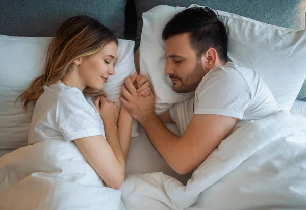 Mutlu Çift Evde Uyuyor Genç Tatlı Çift Yatakta Yatıyor Romantik — Stok fotoğraf