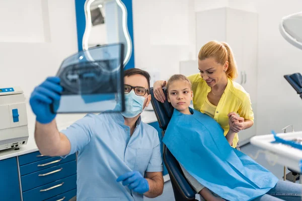 牙科医生和女病人进行X光透视 医疗保健 医疗和人的概念 — 图库照片