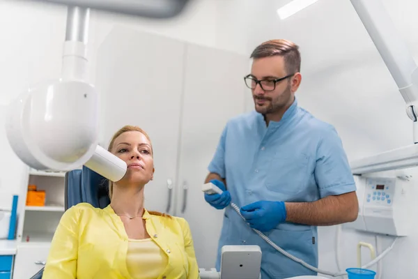 牙科医生准备为牙科诊所的病人制作牙齿X光图像 口腔科及医疗概念 — 图库照片