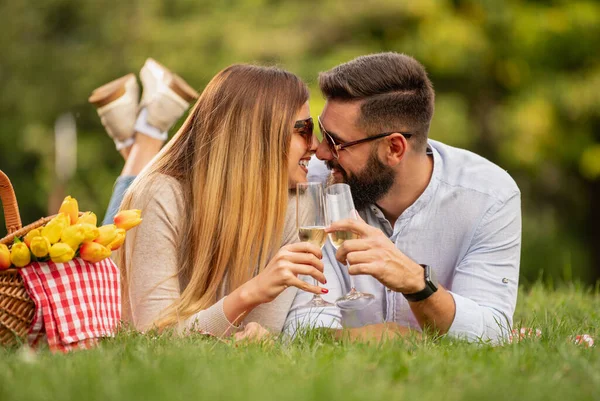 Jong Stel Liggend Het Gazon Zomer Park Beautiful Jong Paar — Stockfoto