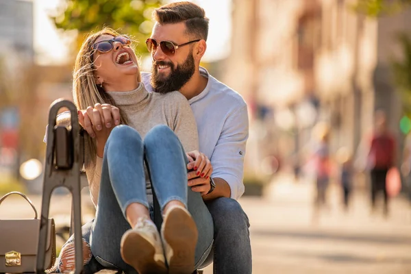 Vrolijk Glimlachend Paar Liefde Knuffelen Buiten Mensen Liefde Geluk Reizen — Stockfoto