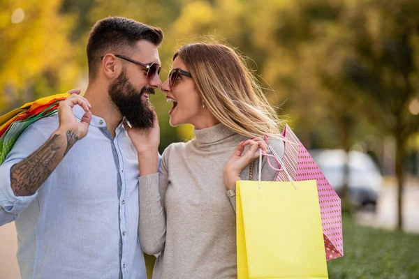 Porträt Eines Fröhlichen Paares Das Farbige Einkaufstüten Der Hand Hält — Stockfoto