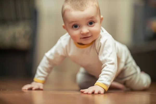 在地板上微笑着爬着的男婴 可爱婴儿的鲜亮肖像 — 图库照片
