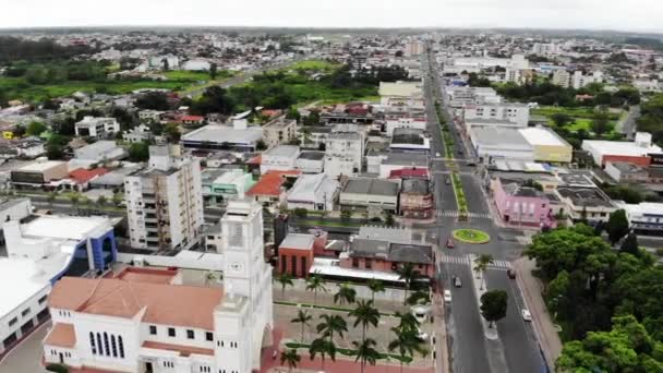 Drone Volando Sobre Pequeña Ciudad Iglesia Católica — Vídeos de Stock