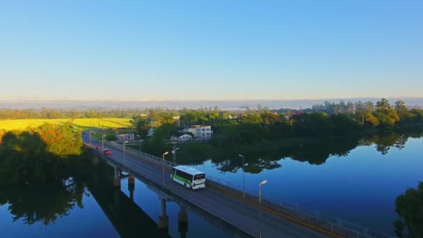 Flygning Buss Väg Över Flod Sjö Bro — Stockvideo