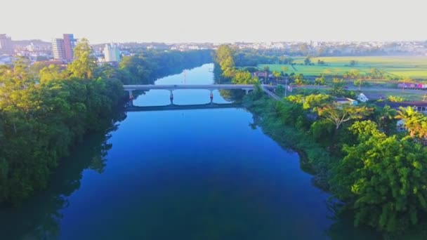 Flygfoto Över Flod Och Vägbron — Stockvideo