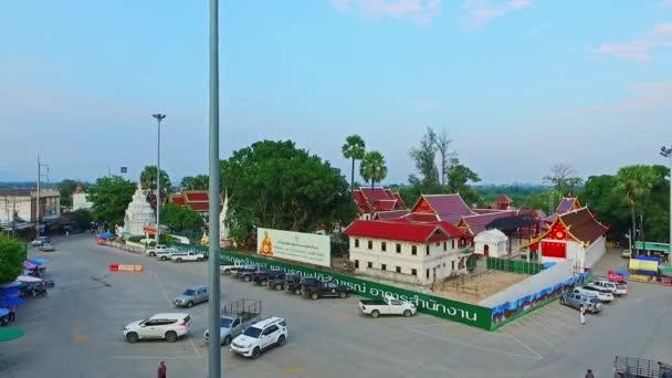 Luchtfoto Van Thaise Koninklijke Vlag Bij Een Koninklijke Boeddhistische Tempel — Stockvideo