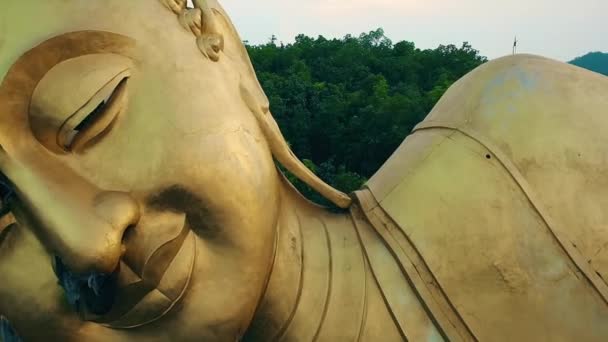 Aerial Golden Lying Alvó Buddha Szobor Egy Buddhista Templom Tetején — Stock videók