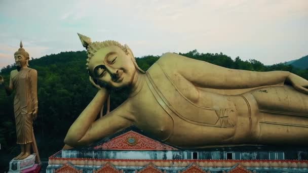 Aerial Golden Lying Estátua Buda Adormecida Templo Budista Topo Montanha — Vídeo de Stock