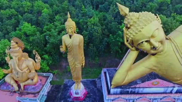 Aerial Golden Lying Estátua Buda Adormecida Templo Budista Topo Montanha — Vídeo de Stock