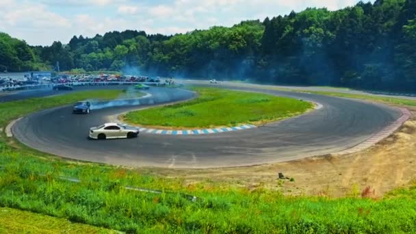 日本のドリフトレーシングカーとドリフトサーキットの空中側図 — ストック動画