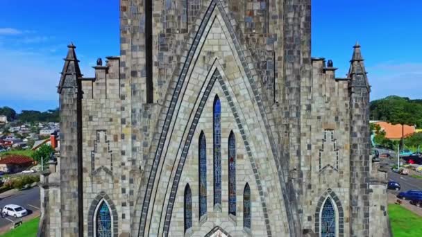 Vista Aérea Iglesia Católica Catedral Arquitectura Neogótica Frente Hacia Arriba — Vídeo de stock