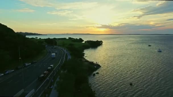 Vista Aérea Estrada Lago Rio Por Sol — Vídeo de Stock