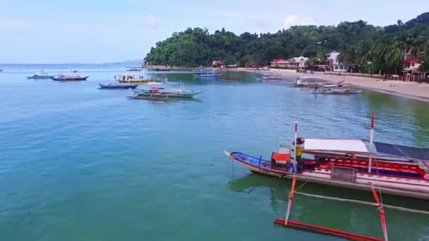 菲律宾巴拉旺岛El Nido热带海滩与船只的空中飞越视图02 — 图库视频影像