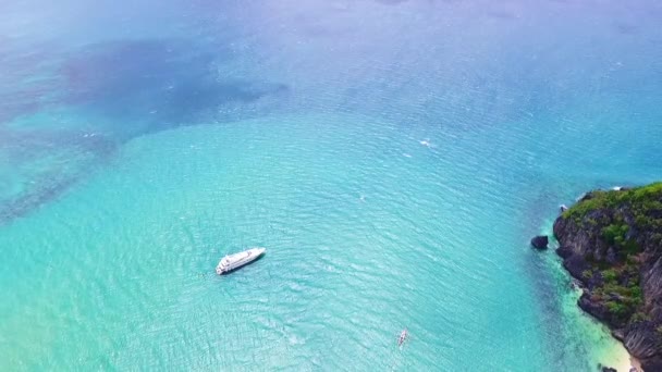 Flygfoto Lyxbåt Fantastiska Blå Oceanen — Stockvideo