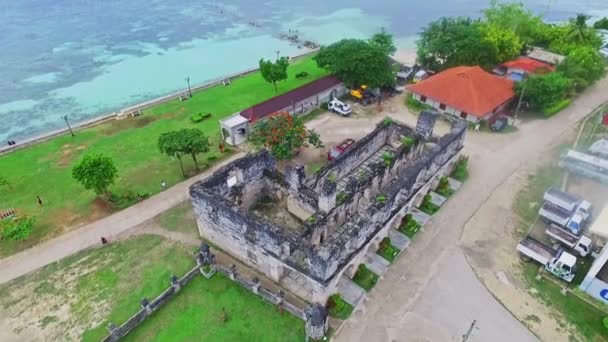菲律宾宿务平静蓝海海滩前的西班牙历史地标废墟空中俯瞰 — 图库视频影像