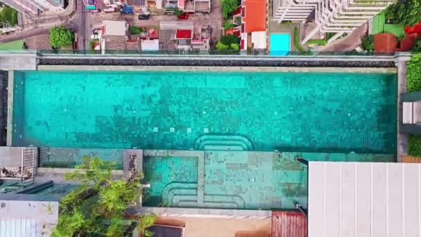 Aerial Fly Luxury Residential Building Rooftop Infinity Swimming Pool Bangkok — Stock Video