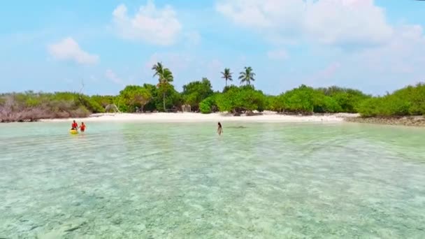 Aérea Mujer Disfrutando Vacaciones Maldivas — Vídeo de stock