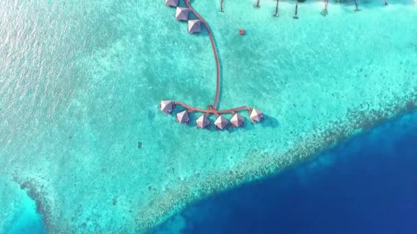 Flygfoto Över Lyxiga Overwater Bungalows Villas Resort Maldiverna — Stockvideo