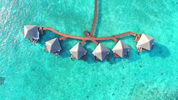 Aerial View Luxurious Overwater Bungalows Villas Resort Στις Μαλδίβες — Αρχείο Βίντεο