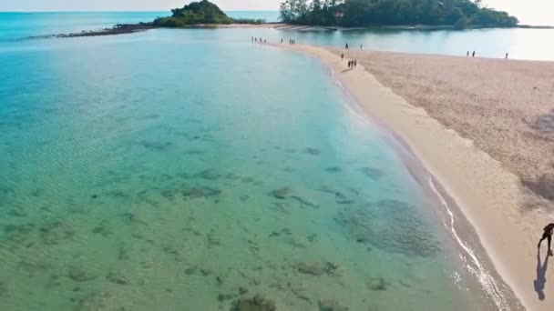 Flygfoto Turister Promenader Tropical Beach Vit Sandbank — Stockvideo