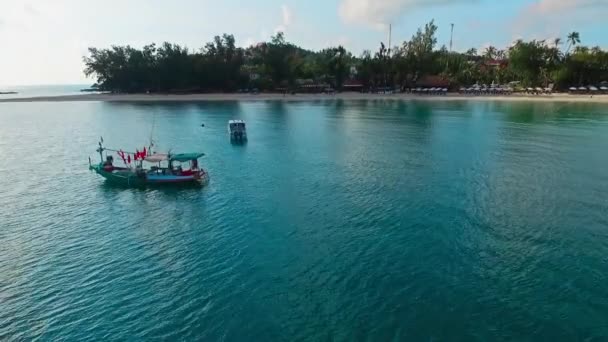 Vista Aérea Los Barcos Tropical Ocean Beach — Vídeo de stock