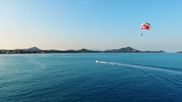 Veduta Aerea Parasailing Durante Vacanze Sopra Oceano Turchese — Video Stock