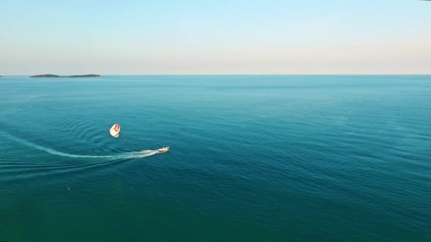 Αεροφωτογραφία Του Parasailing Κατά Διάρκεια Των Διακοπών Πάνω Από Τυρκουάζ — Αρχείο Βίντεο