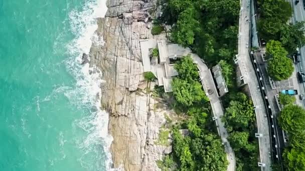Aerial Rocky Cliff Ήρεμα Κύματα Ωκεανού Και Θέα Σημείο Στο — Αρχείο Βίντεο