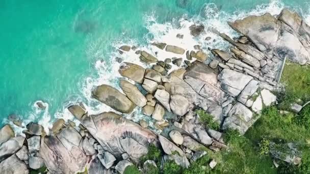 Αεροφωτογραφία Των Shore Rocks Και Sea Waves — Αρχείο Βίντεο