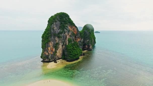 Tropikal Deniz Sahili Kayalık Adaları Tayland Hava Görüntüsü — Stok video