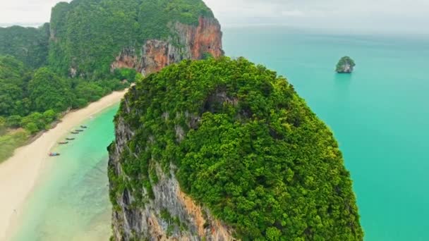 Vista Aérea Playa Tropical Del Mar Las Islas Rocosas Tailandia — Vídeos de Stock