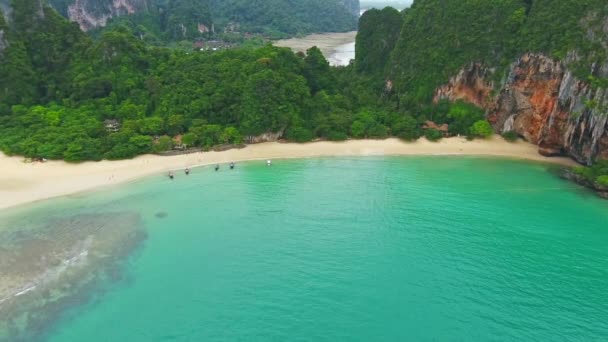 Vista Aérea Playa Tropical Del Mar Las Islas Rocosas Tailandia — Vídeos de Stock