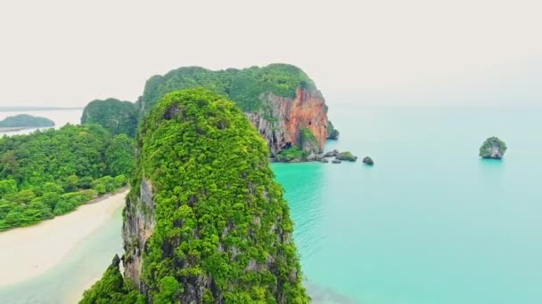 Vista Aérea Playa Tropical Del Mar Las Islas Rocosas Tailandia — Vídeos de Stock