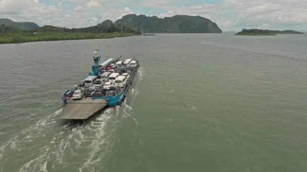 Aerial View Cargo Barge Hajó Tele Autók Crossing Lake River — Stock videók