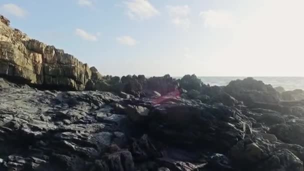 Crash Vagues Océaniques Sur Des Rochers Côtiers Aérien — Video