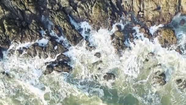 Ocean Waves Crash Shore Rocks Aerial — Αρχείο Βίντεο