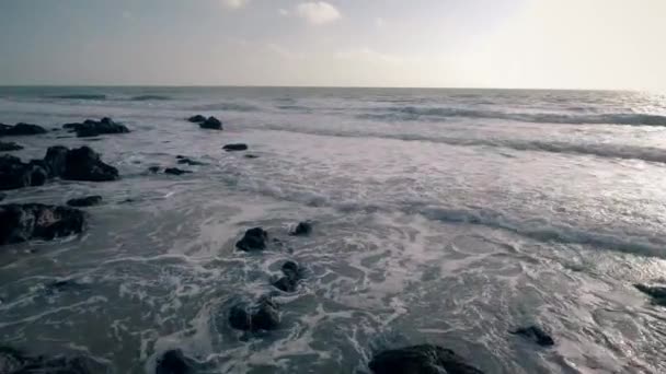 Ocean Waves Crash Shore Сайті Sunset Aerial — стокове відео