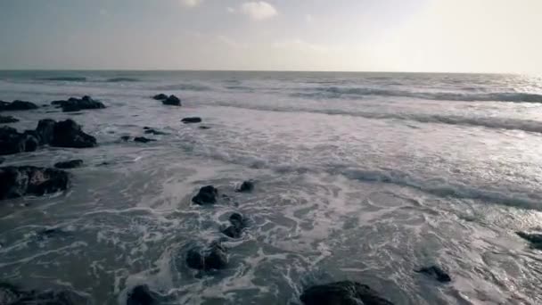 Ocean Waves Crash Στην Ακτή Στο Sunset Aerial — Αρχείο Βίντεο